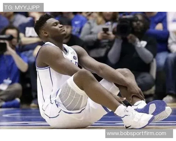 杜克女篮发布阿贾威尔逊签名鞋AOne特别版经典黑蓝配色款式