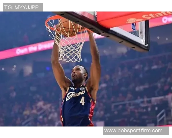 莫布里上半场表现出色三投三中贡献八分三板两助攻助力球队攻势