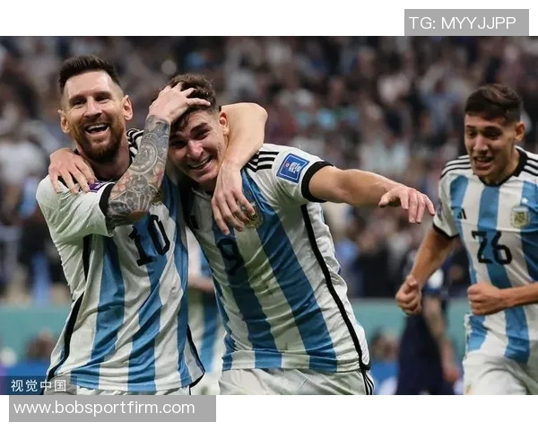 阿尔瓦雷斯与梅西迪马利亚合影庆祝世界杯夺冠三周年纪念